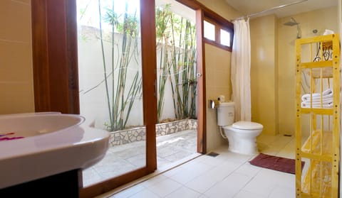 Pool View Room | Bathroom | Shower, free toiletries, hair dryer, slippers