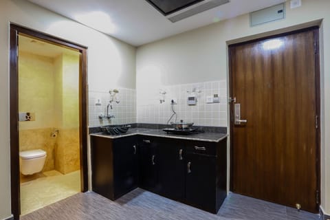 Deluxe Suite | Private kitchen | Fridge, coffee/tea maker, electric kettle