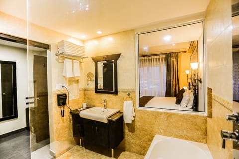 Deluxe Suite | Bathroom | Combined shower/tub, free toiletries, hair dryer, bathrobes