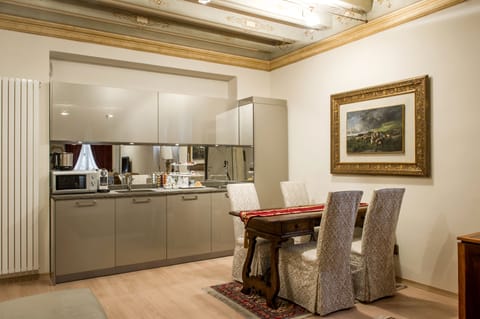 Suite (Lavinia, view on Juliet's Balcony) | Living area | LCD TV