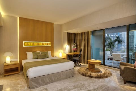 Penthouse Suite | Premium bedding, minibar, in-room safe, desk