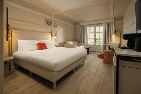 Junior Suite, 1 King Bed with Sofa bed, Balcony, Garden View | Premium bedding, minibar, in-room safe, desk