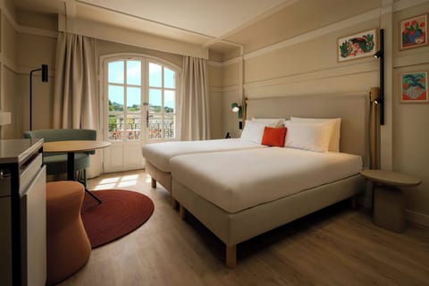 Premium bedding, minibar, in-room safe, desk