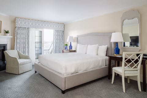 Club Suite (Adults 25+) | In-room safe, individually decorated, individually furnished, desk