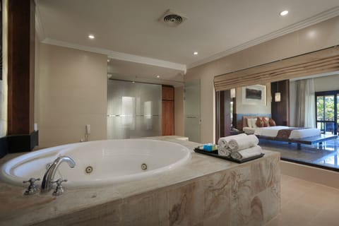 Suite | Bathroom | Free toiletries, hair dryer, towels, soap