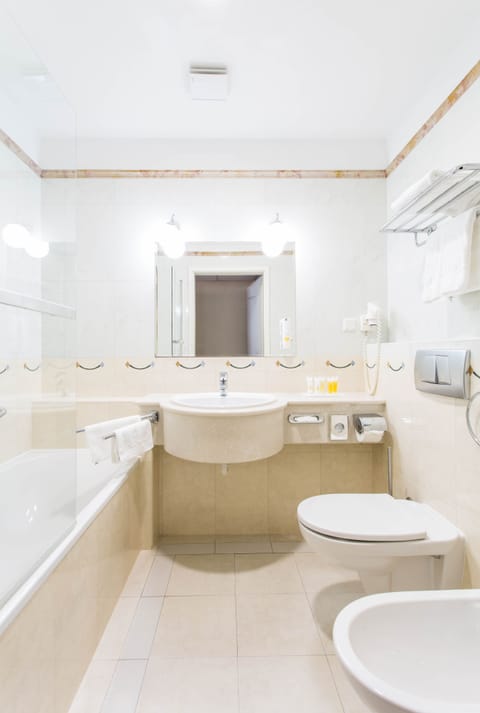 Junior Suite | Bathroom | Free toiletries, hair dryer, towels