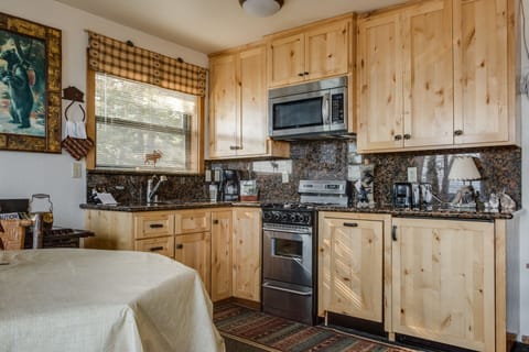 Cabin, 1 Bedroom, Lake View, Beachfront | Private kitchen | Oven, stovetop, coffee/tea maker, cookware/dishes/utensils