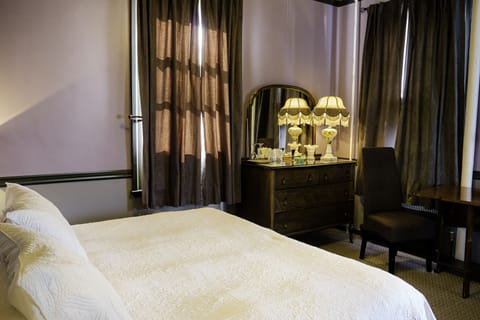 Superior Room, 1 King Bed, Non Smoking, Bathtub | Frette Italian sheets, premium bedding, pillowtop beds