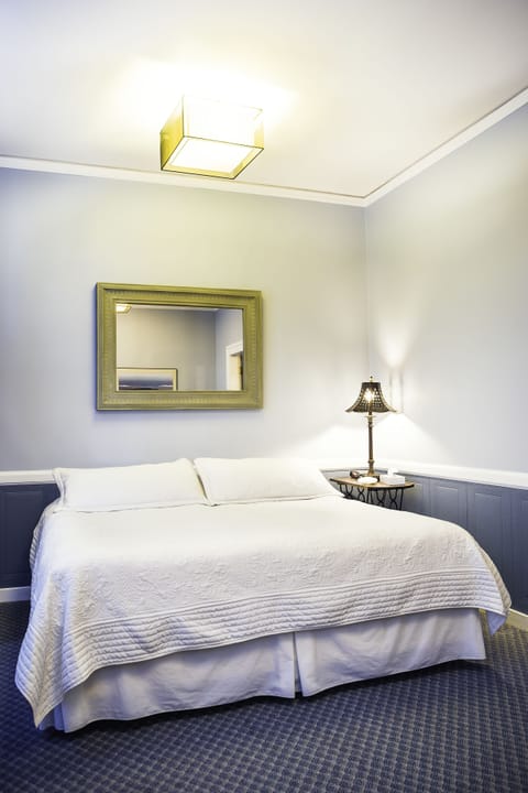 Deluxe Room, 1 King Bed, Refrigerator, City View | Frette Italian sheets, premium bedding, down comforters, pillowtop beds