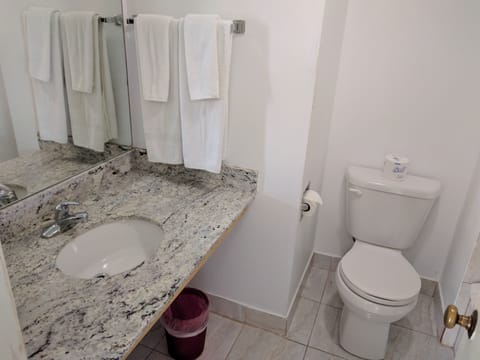 Combined shower/tub, hair dryer, towels