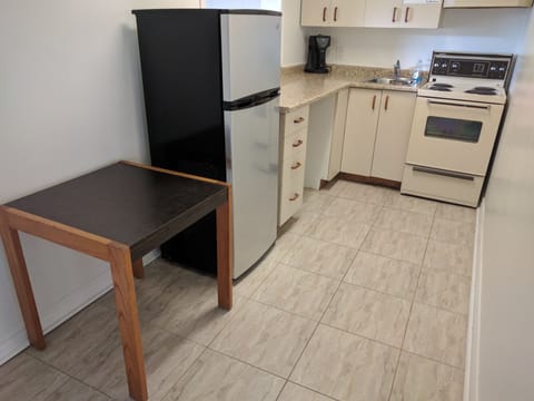 Deluxe Double Room | Private kitchen | Microwave