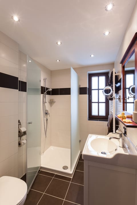 Suite (Guinness) | Bathroom | Shower, free toiletries, hair dryer, towels