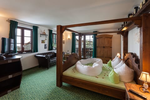 Honeymoon Suite, Balcony (Irish Whiskey Suite, Kitchen) | In-room safe, individually decorated, individually furnished