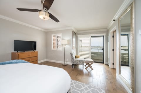 Luxury King-Sofa (Corner Suite) Full Harbor View – Non Pet Friendly | Bathroom | Free toiletries, hair dryer, bathrobes, towels