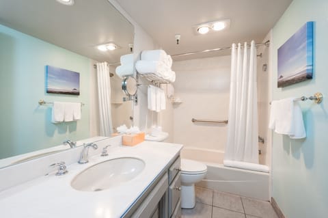 Luxury King-Queen-Sofa (Family Suite) Full Harbor View – Non Pet Friendly | Bathroom | Free toiletries, hair dryer, bathrobes, towels