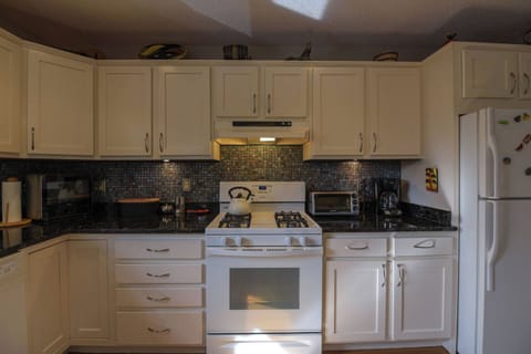 A fully equipped kitchen to fulfill your culinary dreams.