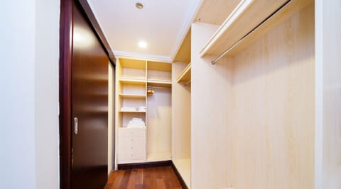 Deluxe Apartment | In-room safe, blackout drapes, iron/ironing board, free WiFi