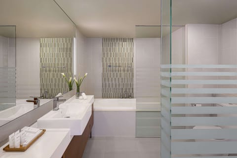 Suite | Bathroom | Shower, eco-friendly toiletries, hair dryer, bidet