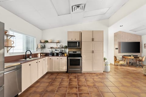 Kitchen fully equipped for all your culinary needs.