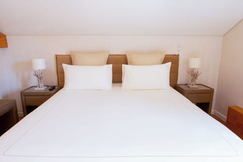 Suite Mezzanine | Premium bedding, pillowtop beds, minibar, in-room safe