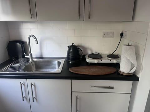 Studio | Private kitchen | Fridge, stovetop, electric kettle, toaster