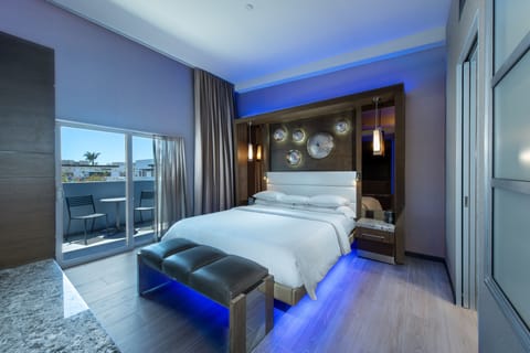 Executive Penthouse | Premium bedding, minibar, in-room safe, blackout drapes