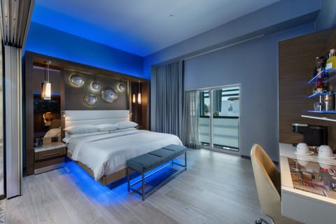 Standard Room, 1 King Bed | Premium bedding, minibar, in-room safe, blackout drapes