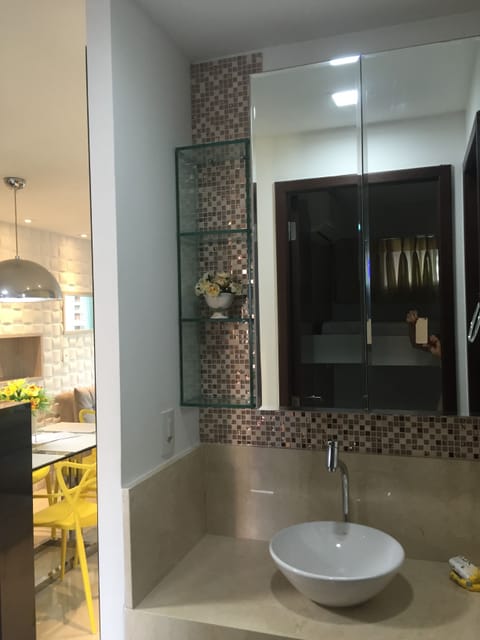 Deluxe Apartment, 2 Bedrooms | Bathroom | Shower, free toiletries, hair dryer, towels