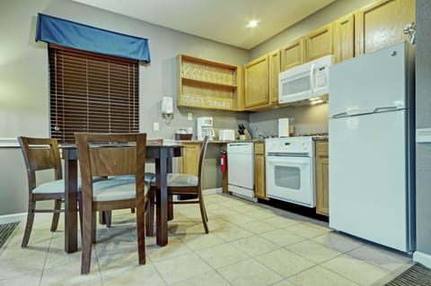 Standard Studio Suite | Private kitchenette | Fridge, microwave, oven, stovetop