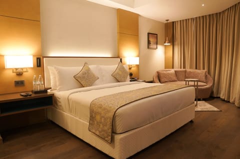 Grand Double Room | In-room safe, individually furnished, desk, laptop workspace