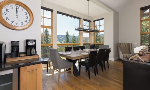 36 Swift Bear dining2