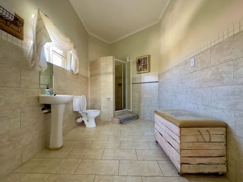 Standard Double Room | Bathroom | Shower, towels