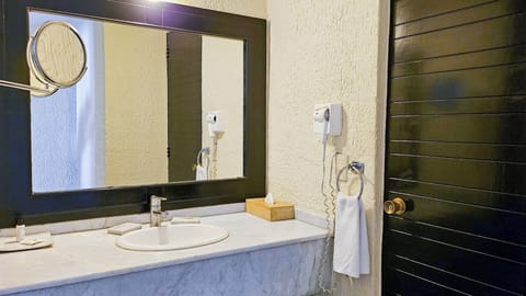Superior Suite, 1 King Bed | Bathroom | Shower, rainfall showerhead, free toiletries, hair dryer