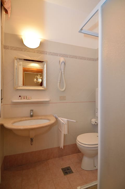 Single Room | Bathroom | Hair dryer, towels