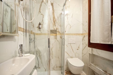 Economy Single Room | Bathroom | Hair dryer, towels