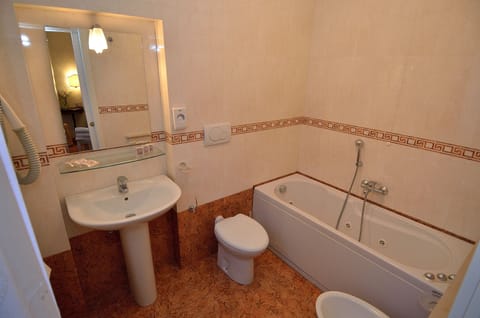 Triple Room | Bathroom | Hair dryer, towels