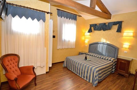 Triple Room | Minibar, in-room safe, desk, free WiFi