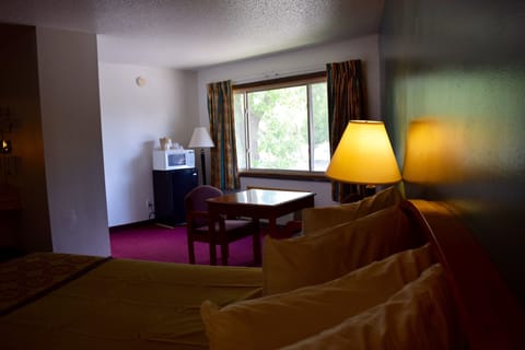 Deluxe Room, 1 King Bed | Living room | 43-inch TV with cable channels