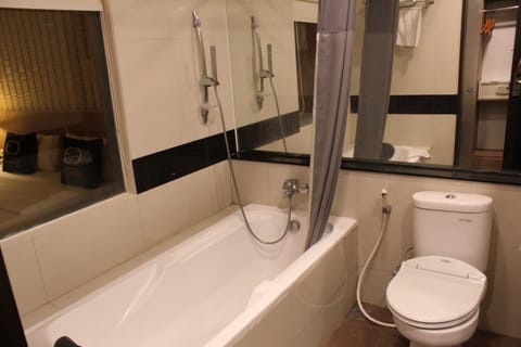 Junior Suite | Bathroom | Free toiletries, hair dryer, slippers, towels