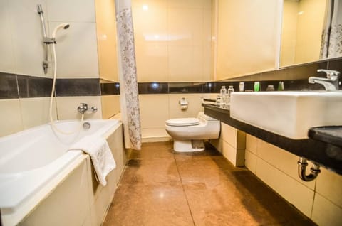 Junior Suite | Bathroom | Free toiletries, hair dryer, slippers, towels