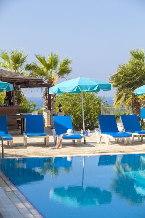 Outdoor pool, free cabanas, pool umbrellas