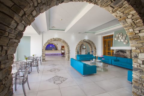 2 bars/lounges, poolside bar