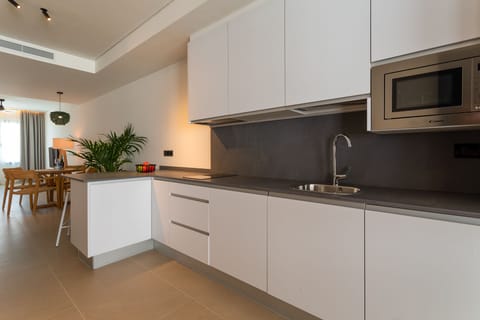 Signature Apartment | Private kitchen | Fridge, microwave, stovetop, dishwasher