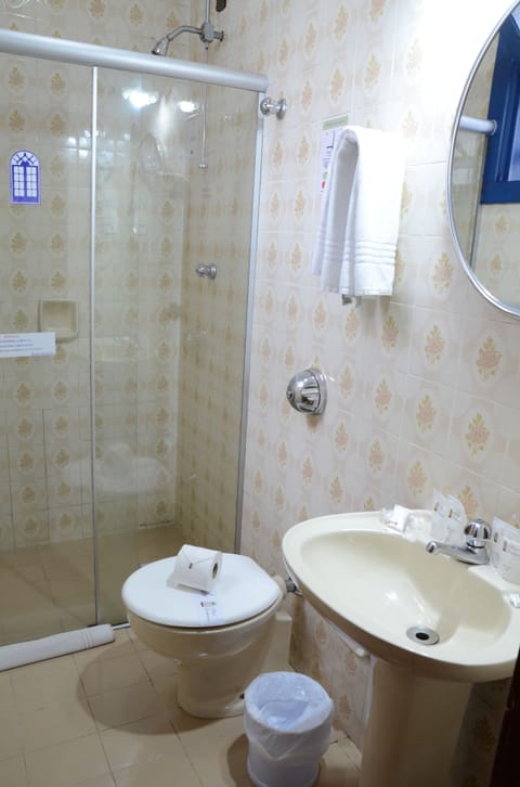 Shower, rainfall showerhead, free toiletries, hair dryer