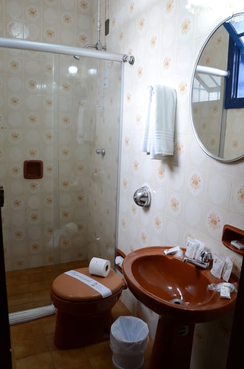 Shower, rainfall showerhead, free toiletries, hair dryer