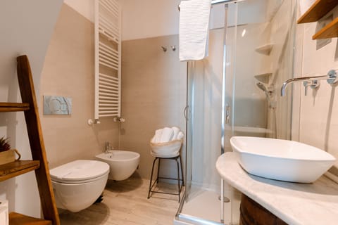 Deluxe Double or Twin Room | Bathroom | Shower, rainfall showerhead, free toiletries, hair dryer