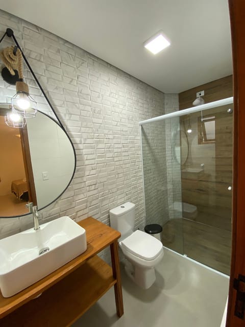 Standard Quadruple Room | Bathroom | Shower, rainfall showerhead, free toiletries, towels