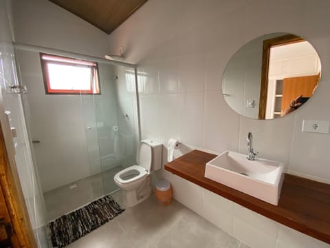 Standard Double Room | Bathroom | Shower, rainfall showerhead, free toiletries, towels