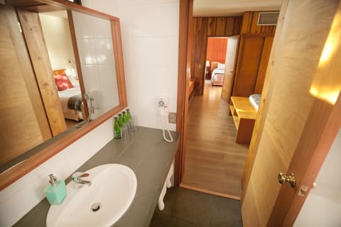 Family Suite, 2 Bedrooms (Familiar Parque) | Bathroom sink