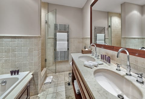 Classic Room | Bathroom | Combined shower/tub, free toiletries, hair dryer, bathrobes